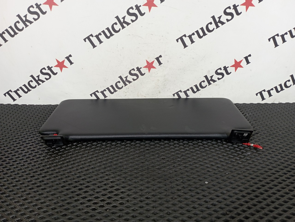 Козырек солнцезащитный правый