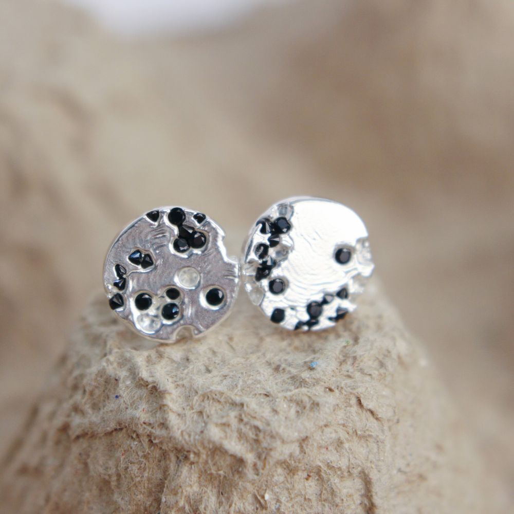 Серьги вплавленные камни черные