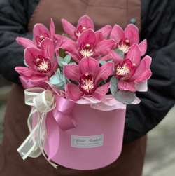 Композиция из цимбидиума и эвкалипта в шляпной коробке