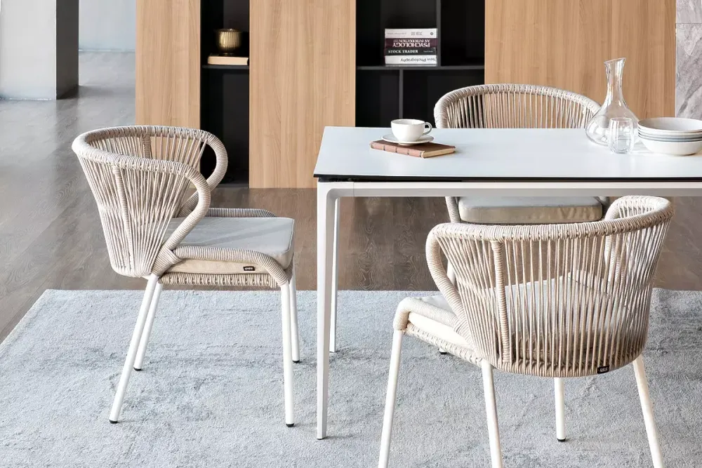 "Малага" обеденная группа на 4 персоны со стульями "Милан", каркас белый, роуп бежевый