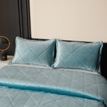 Велюровое покрывало в клетку с наволочками OVL040