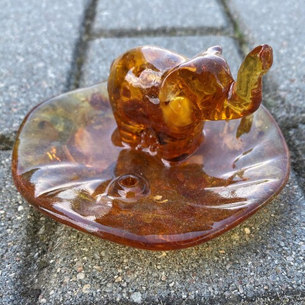 Слон на кувшинке