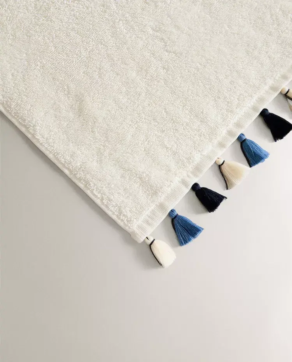 ZARA HOME БАННОЕ ПОЛОТЕНЦЕ С КИСТОЧКАМИ, СИНИЙ