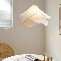 Изящная подвесная люстра с волнообразным плафоном, создающая мягкое и равномерное освещение.