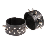 Чёрные напульсники с шипами и заклепками