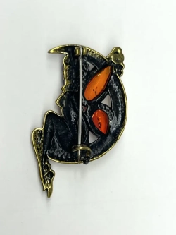 Бронзовая статуэтка на янтаре