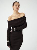 Платье с открытыми плечами из кашкорсе