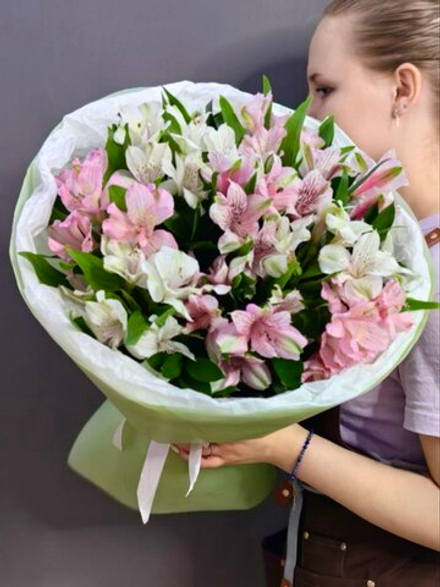 Букет из 9 бело-розовых альстромерий