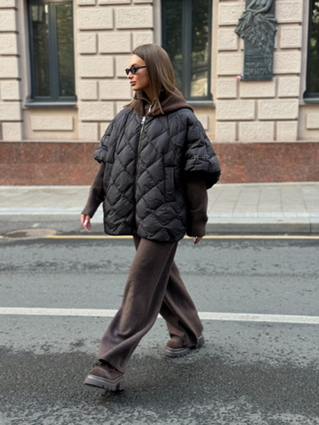 Черный жилет с трикотажным капюшоном