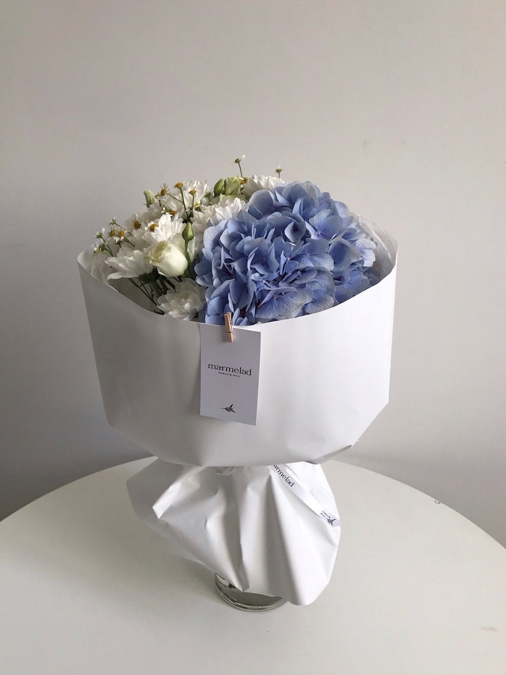 Авторский букет в бело-голубых оттенках