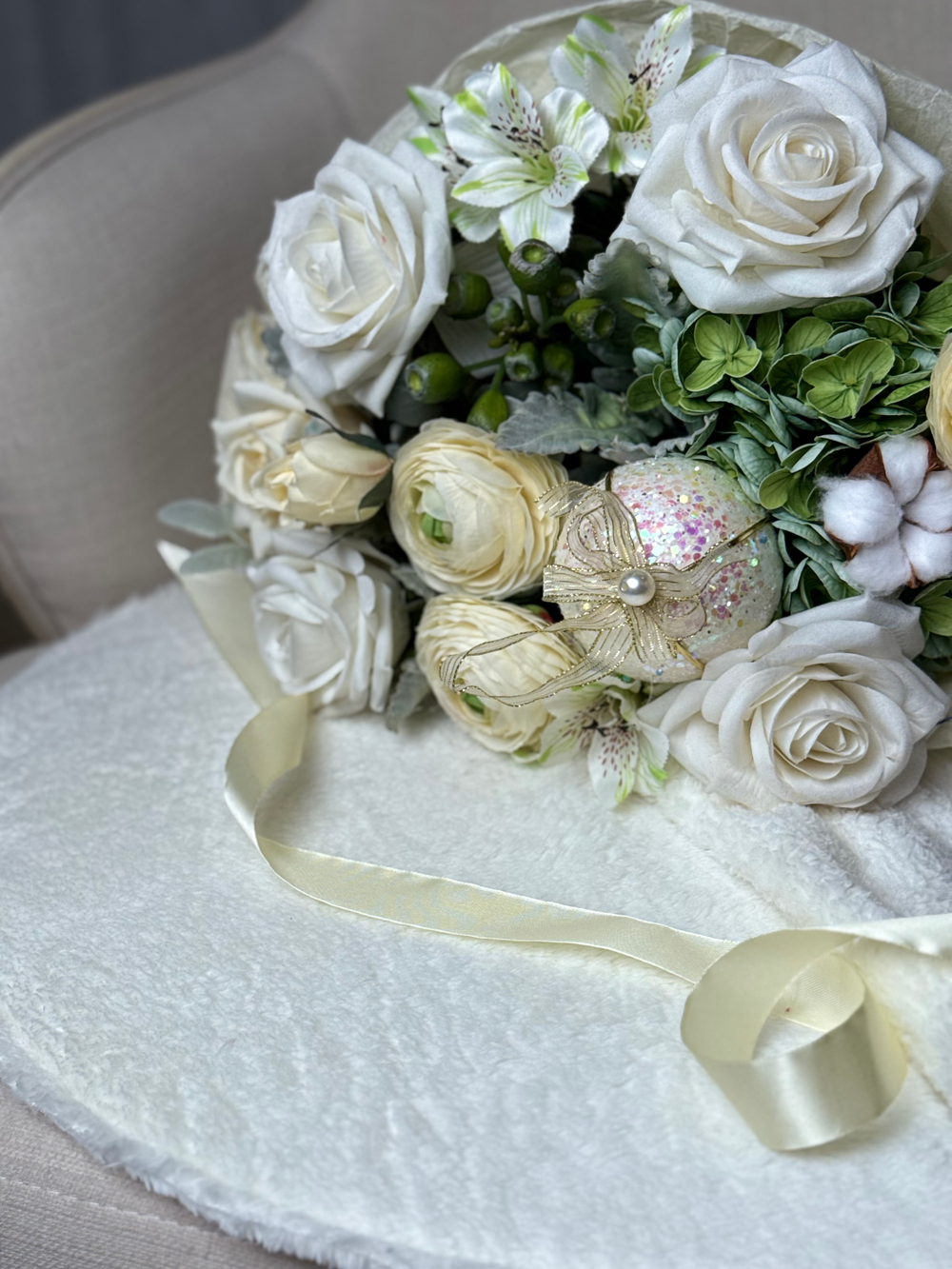 Платье для цветов. Круглая форма. Мех искусственный. Цвет:Молочный.