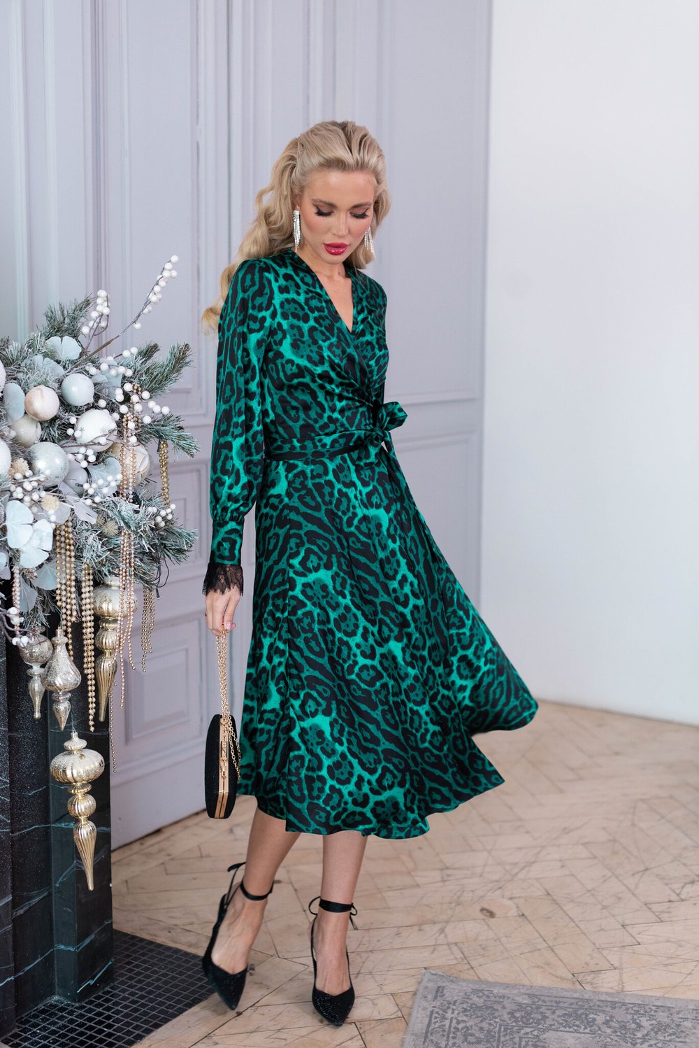 Платье на запах в изумрудном цвете