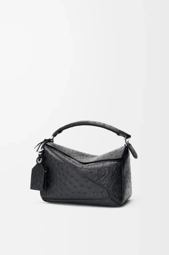 Loewe Маленькая сумка Puzzle Featherlight из страусиной кожи, черный