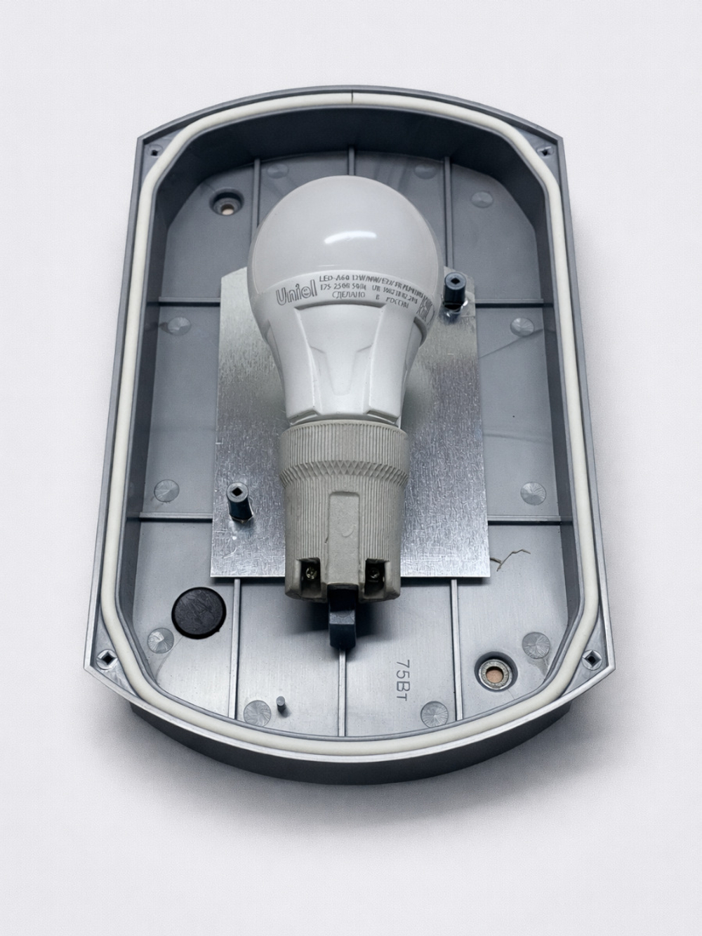 Влагозащищённый и ударостойкий светильник под большую лампу Е 27. IP54. 75 ватт. 220 В