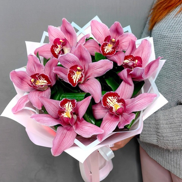 Букет из 7 розовых орхидей с зеленью