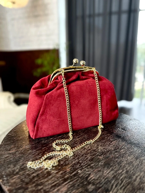 Женская сумка-саквояж с фермуаром из натуральной замши красного цвета