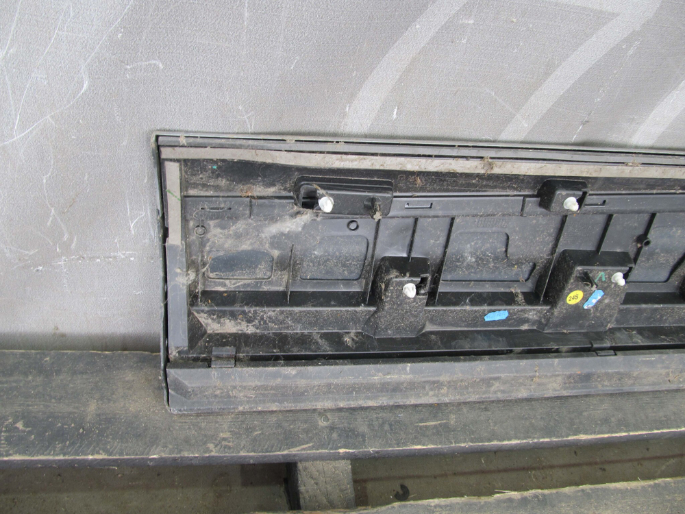 Накладка задней двери Audi Q7 (4M)  Б/У Оригинал 4m0853970