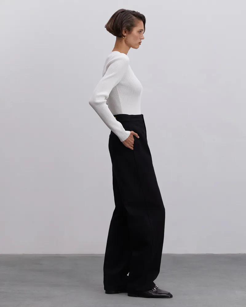 Белый лонгслив из вискозы с V-образным вырезом