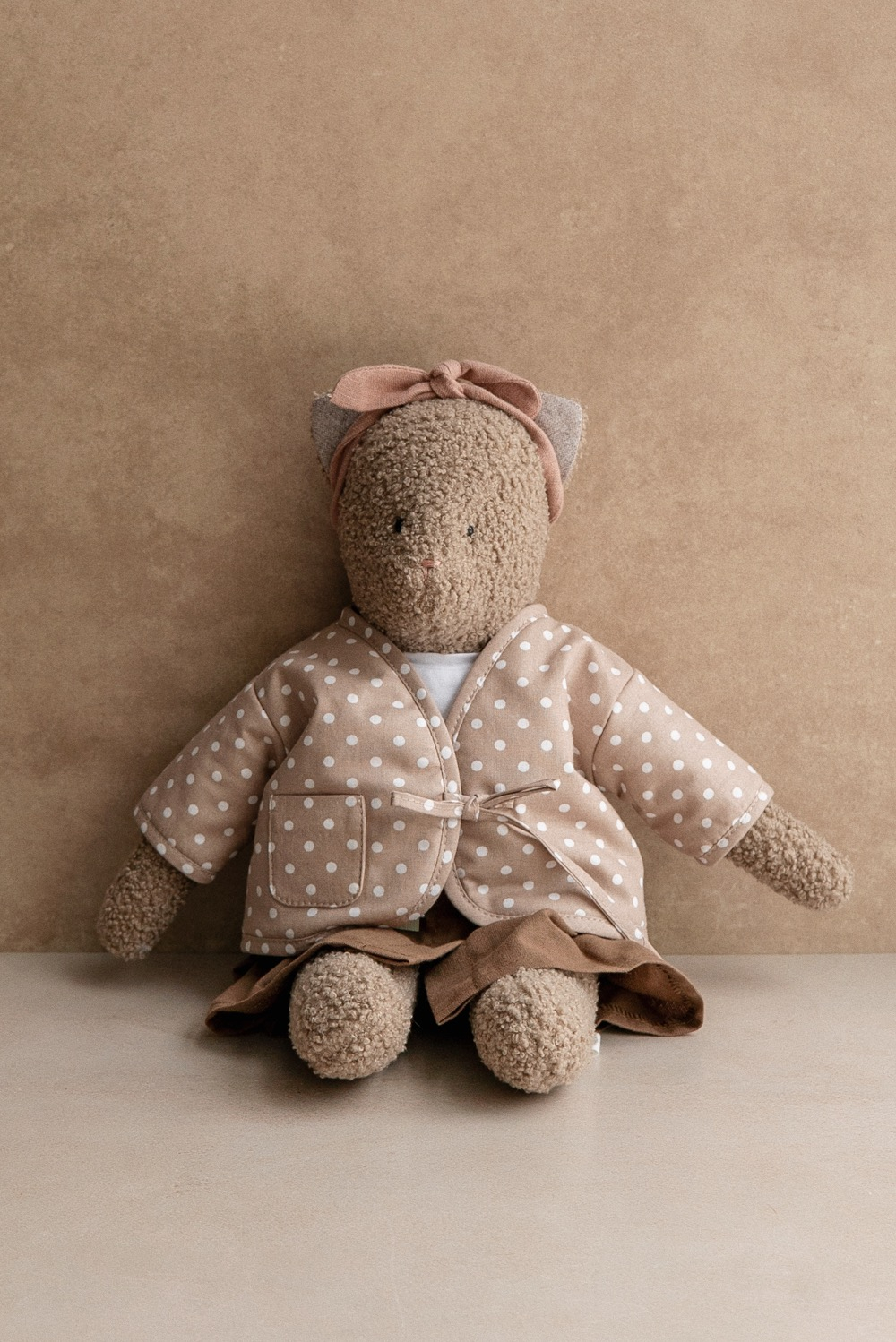 Кошка серо-бежевая в фуфайке в горошек