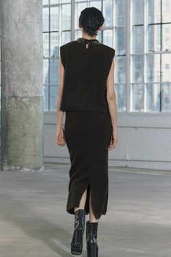 ZARA ТРИКОТАЖНЫЙ ТОП С БУСИНАМИ НА ГОРЛОВИНЕ, ТЕМНЫЙ ХАКИ