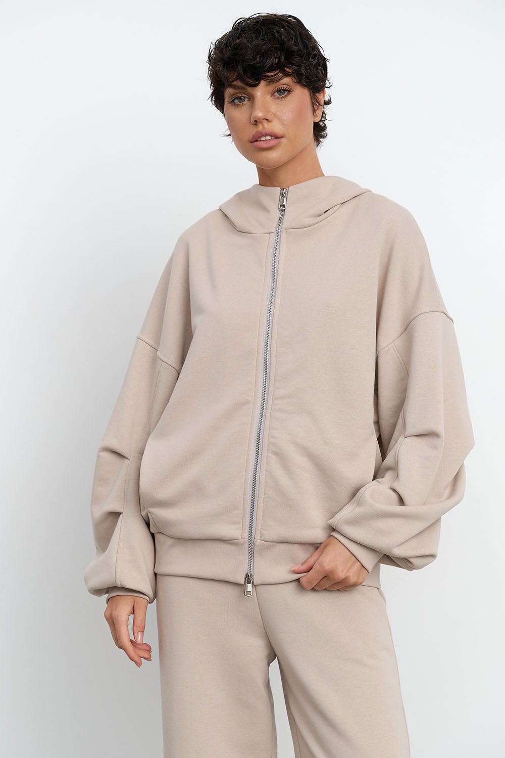 Худи на молнии с защипами на рукавах серо-бежевого цвета