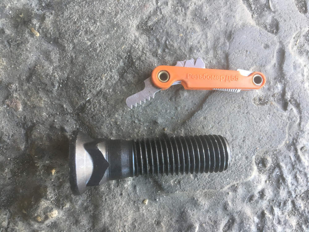 Болт крепления ножа 8J2935