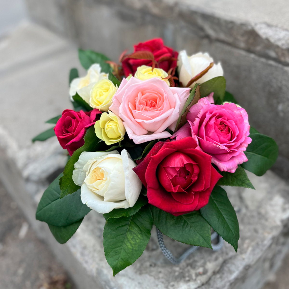 🌸 Композиция ароматных роз — Ø ~ 25 см — в коробке — 8 марта у Феи