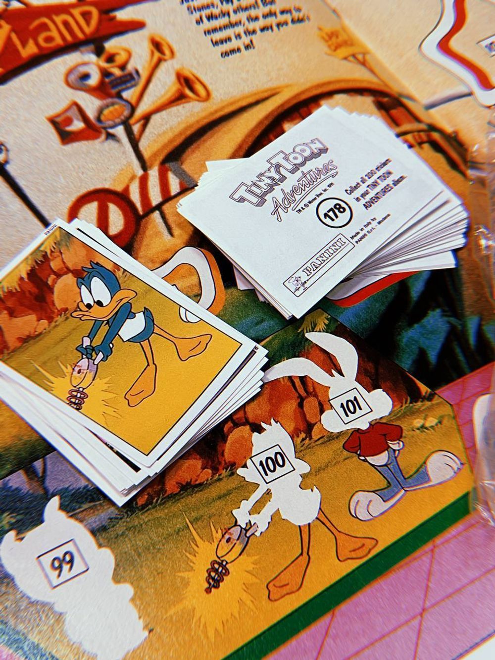 Tiny Toon Adventures (1991) - Альбом с полной коллекцией наклеек