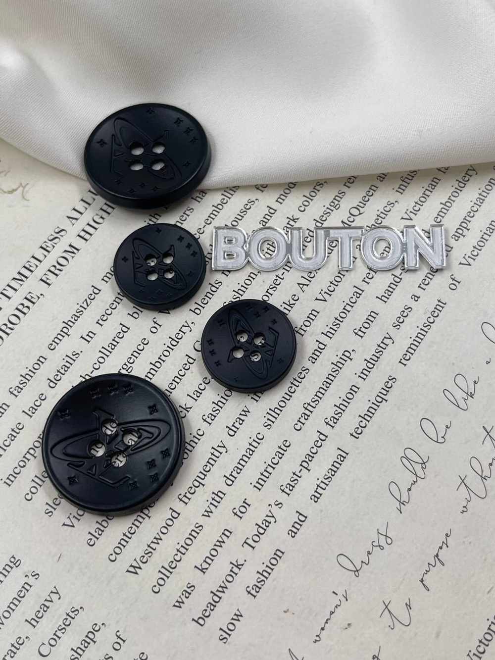 Пуговицы ЛВ. на прокол металлические черные с лого