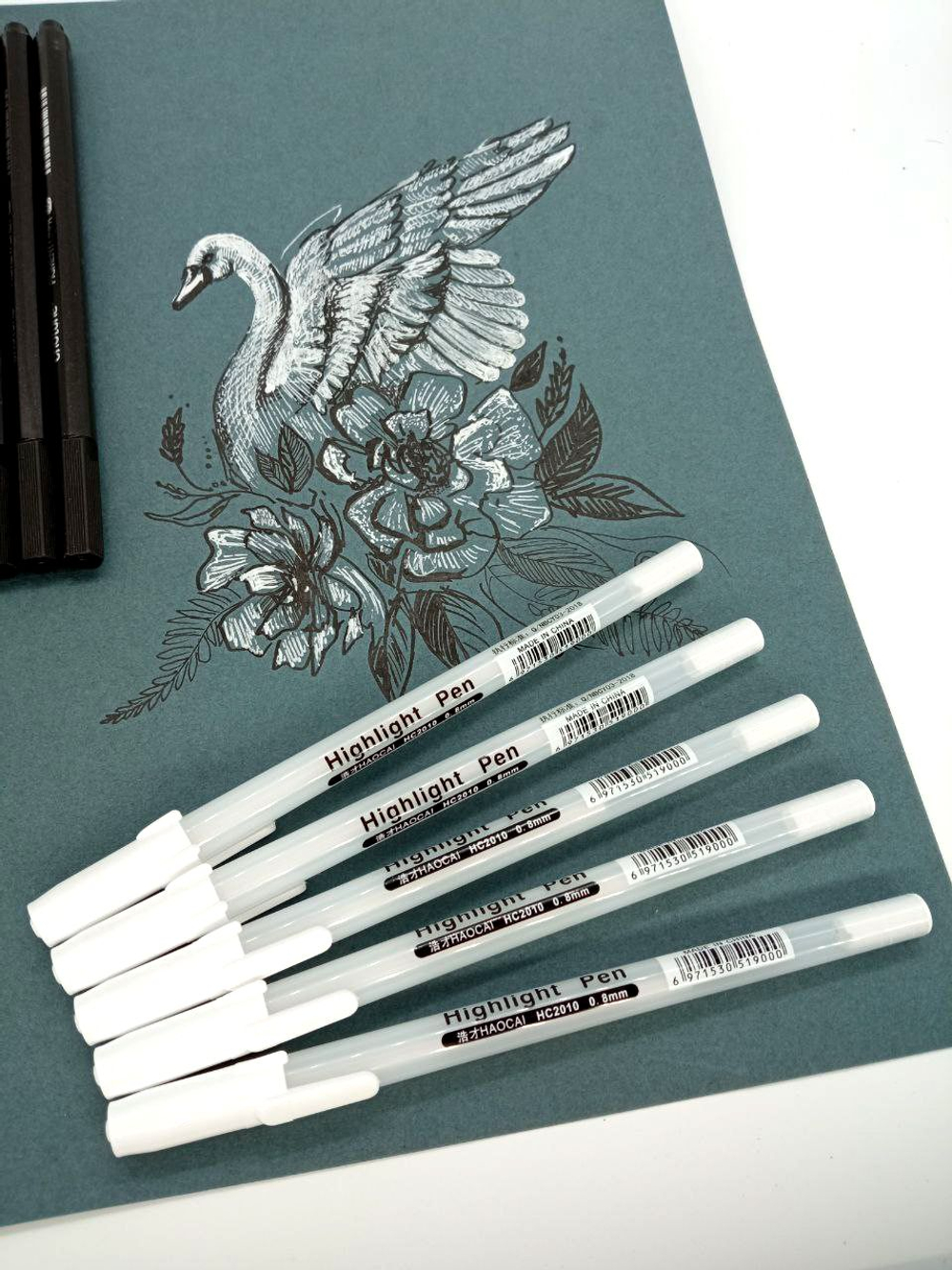 Комплект из 5 белых гелевых ручек + 5 черных линеров (лайнеров) с толщинами 005/01/03/08/BR для рисования и скетчинга