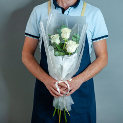 Букет из 3 белых роз Эквадор с эвкалиптом