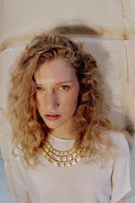 ZARA ТРОЙНОЕ ОЖЕРЕЛЬЕ С МЕТАЛЛИЧЕСКИМИ ПЛАСТИНАМИ, ЗОЛОТИСТЫЙ