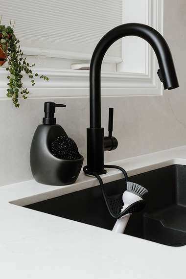 Диспенсер для мыла с подставкой для губки Joey 590 мл, черный