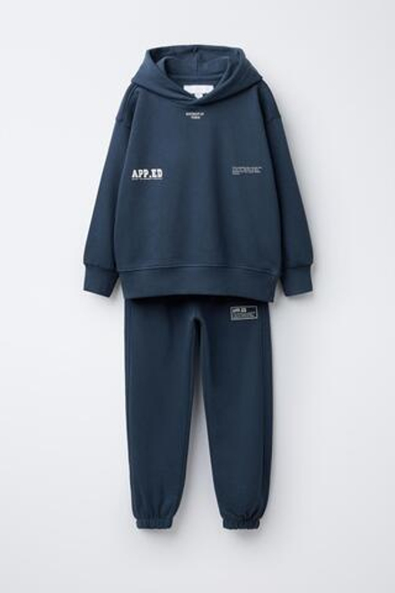 ZARA КОМПЛЕКТ ИЗ ТОЛСТОВКИ С КАПЮШОНОМ И БРЮК-ДЖОГГЕРОВ С ТЕКСТОМ, ВЫЦВЕТШИЙ СИНИЙ