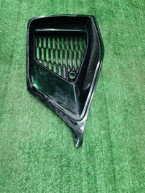 Решетка переднего бампера Audi Q8 (18-23) S-line