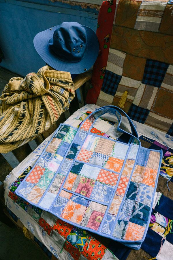 Сумка Patches Tote синяя - фото 2