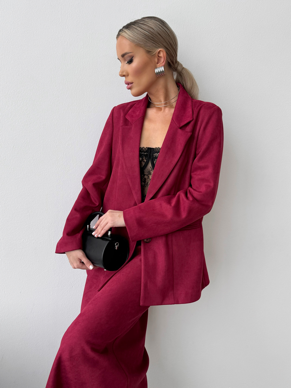 Костюм из велюра с поясом-шнурком