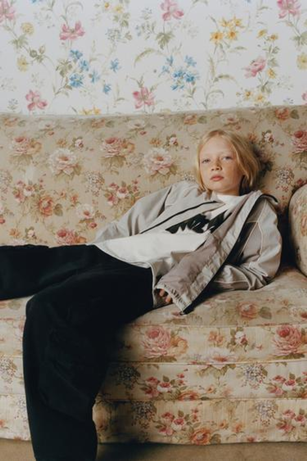 ZARA ФУТБОЛКА С ПРИНТОМ «ГРАФФИТИ» И НАШИВКОЙ, ЖЕЛТОВАТО-БЕЛЫЙ