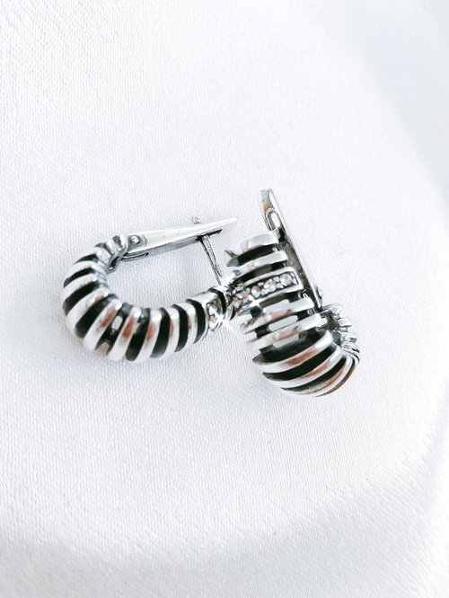 "Крейп" серьги в серебряном покрытии из коллекции "Эйфория" от Jenavi  с английским замком