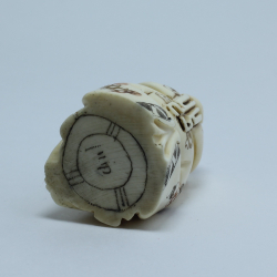 Нэцкэ Шоусин в круглом головном уборе