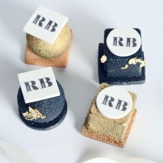 Пирожное птифур муссовое с логотипом компании