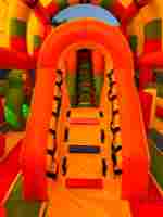 Коммерческий надувной батут «Страна Сафария 2» с крышей и двумя горками, 12*6*6 м