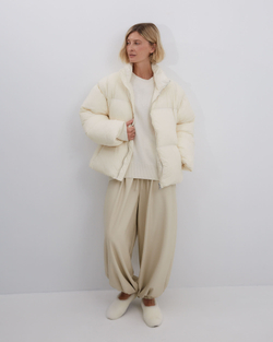 Брюки на резинке из искусственной кожи молочный