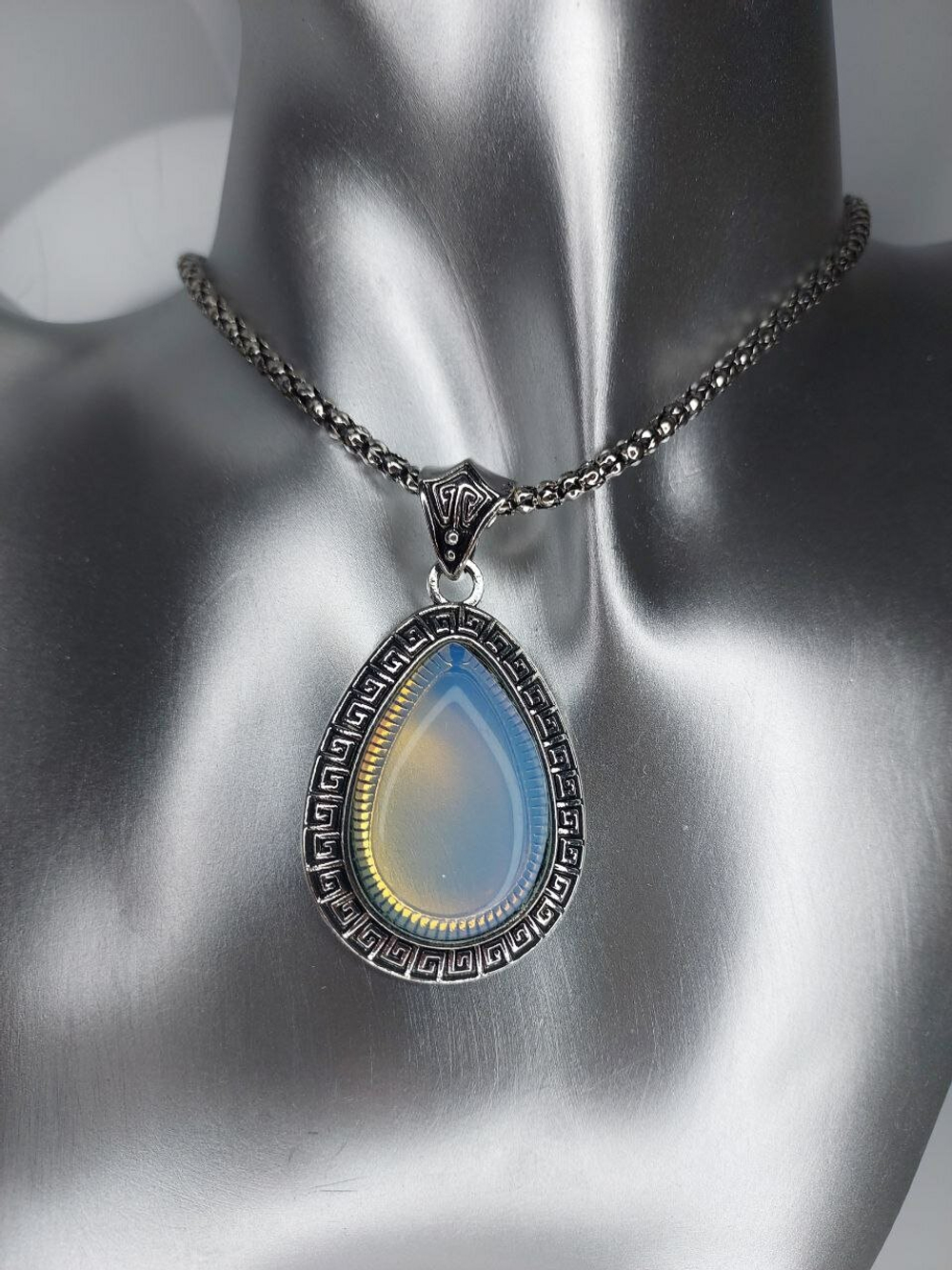 Комплект бижутерии "Лунный камень" - подвеска, серьги и браслет в форме капли