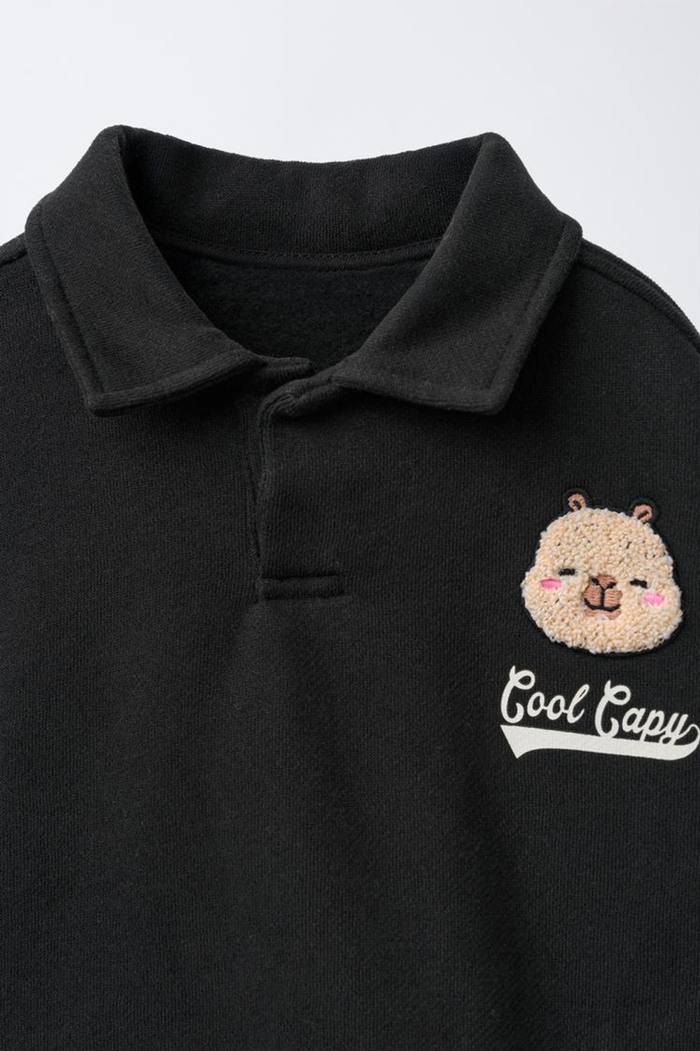ZARA ПОЛО С ПРИНТОМ И НАШИВКОЙ КАПИБАРА CAPYFUN ©, ЧЕРНЫЙ