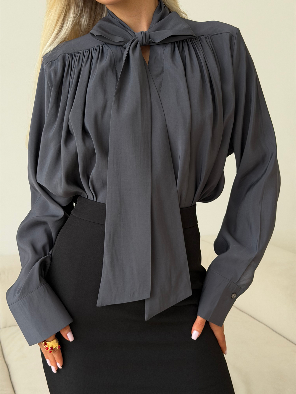 Блуза с бантом серый