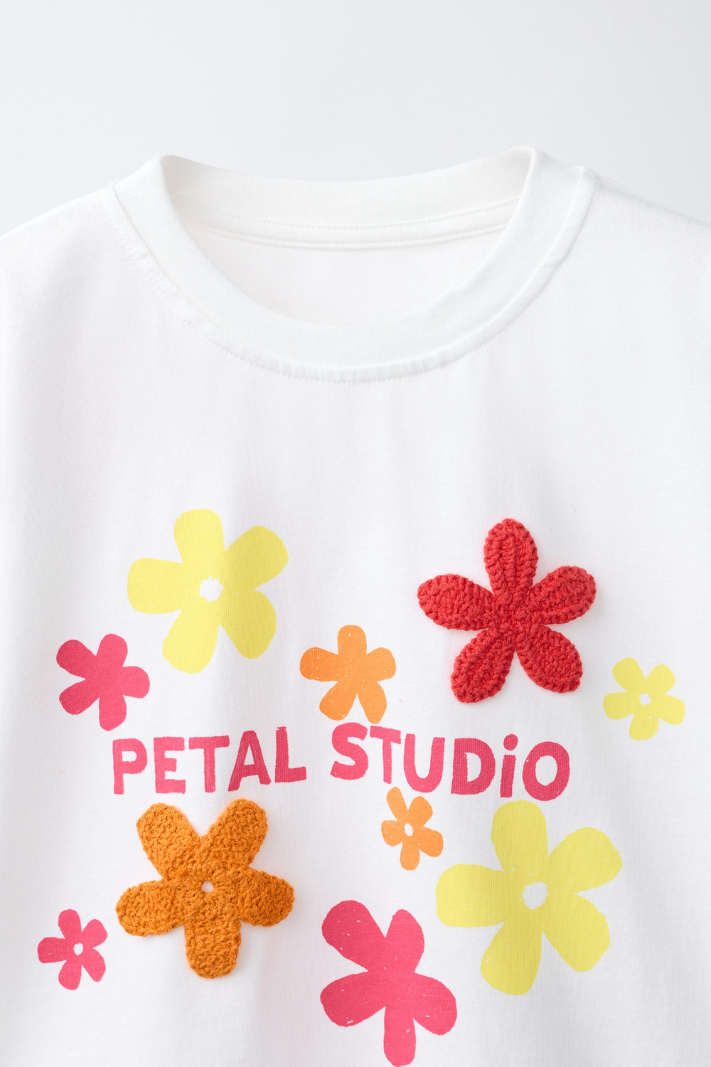 ZARA ФУТБОЛКА С ЦВЕТОЧНЫМ КРОШЕ, БЕЛЫЙ