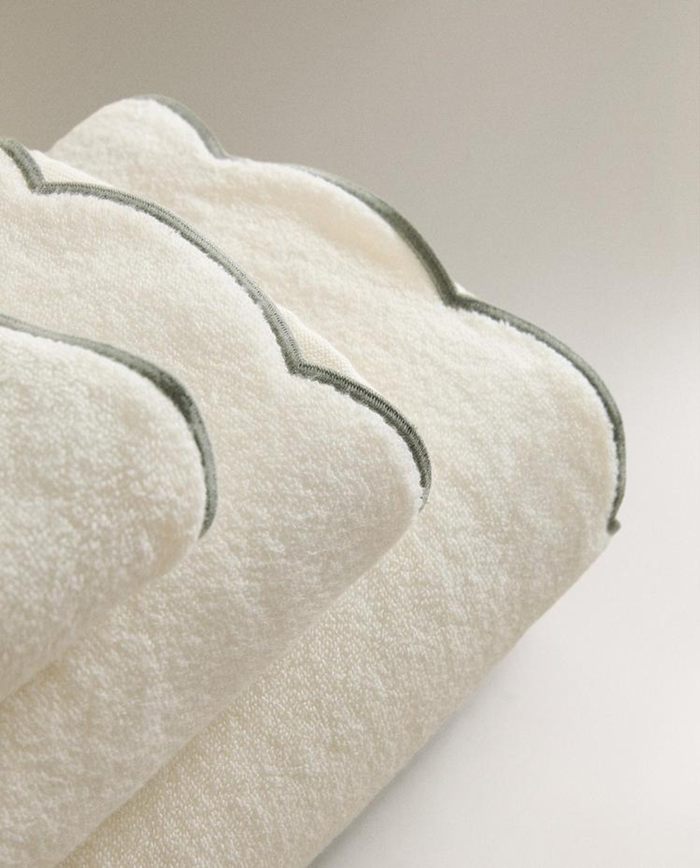 ZARA HOME БАННОЕ ПОЛОТЕНЦЕ С ВОЛНИСТЫМ КРАЕМ, ЗЕЛЕНЫЙ