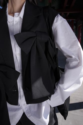 Черный жилет с бантиками