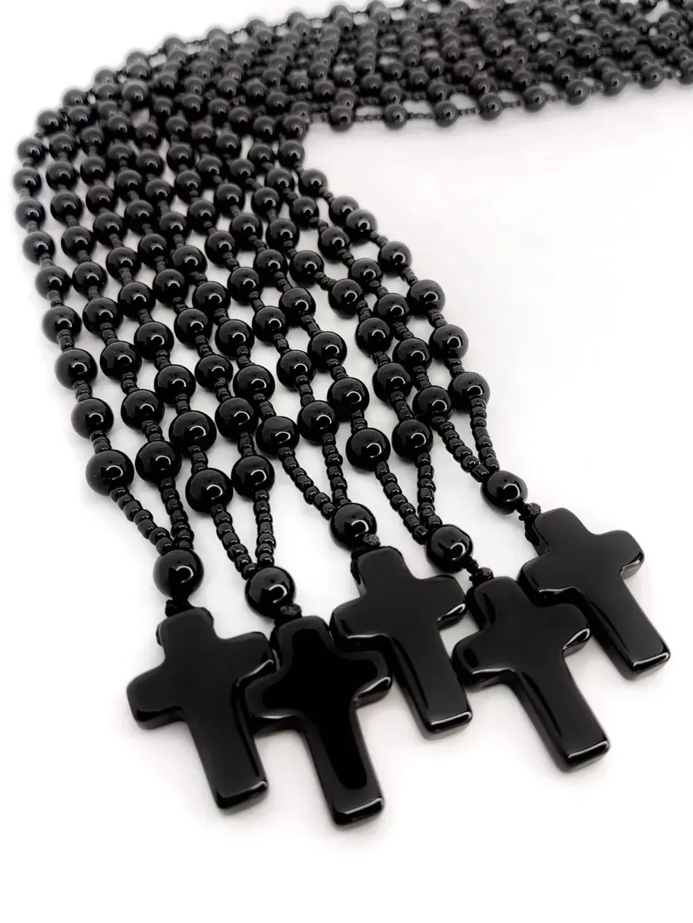 Длинные бусы на шею с крестом из черного агата (имитация)